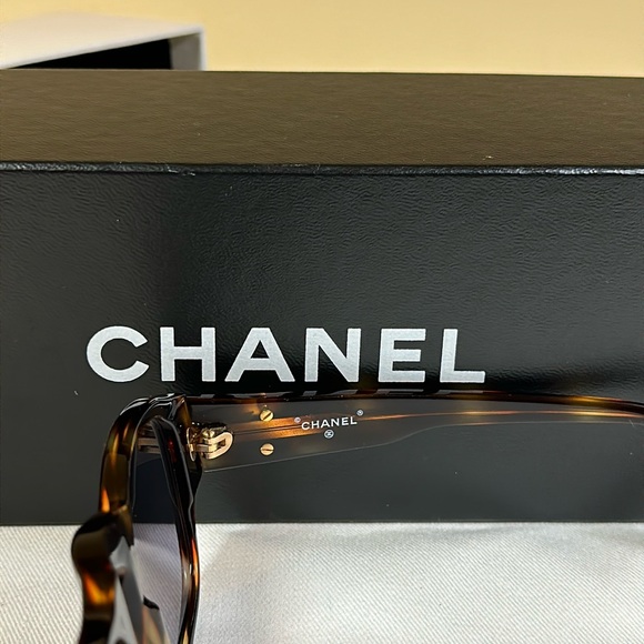 COA Chanel Sunglasses Tortoiseshell Frame w/Goldtone CC Logos, Box - Picture 13 of 15